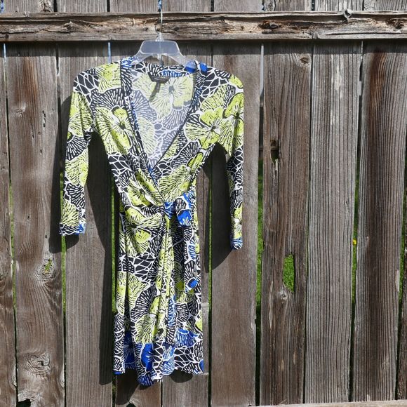 BCBGMaxAzria Wrap Dress 3/4 Sleeve Tropical Floral XS Yellow Blue Black White - Picture 2 of 9